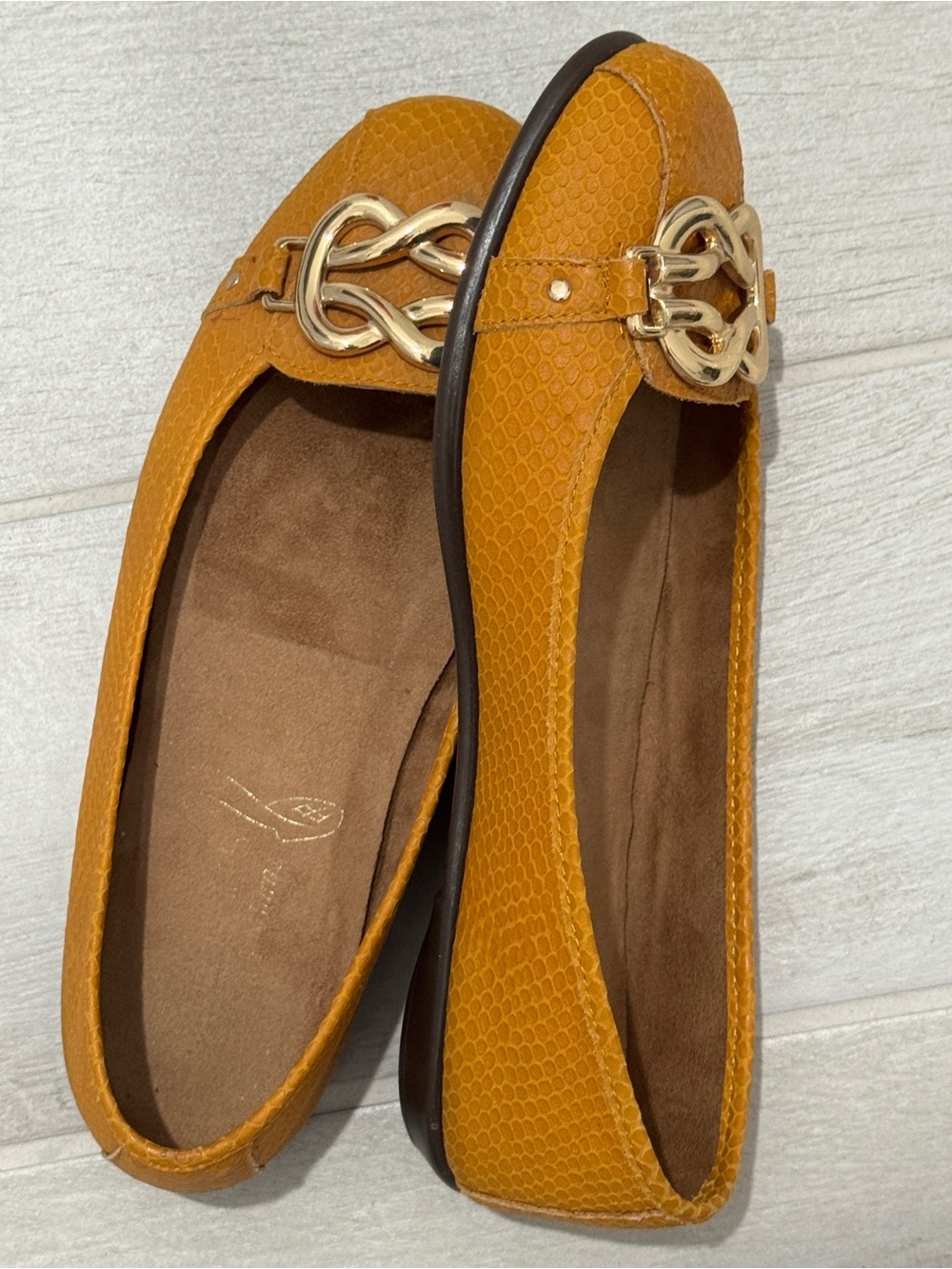 LIKE NEW: Women’s Leather Aerosoles Loafer Flats with Gold Chain Accent